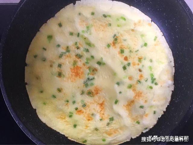 做法|早餐饼快速做法，2个鸡蛋，1碗面，10分钟做出全家人的早餐