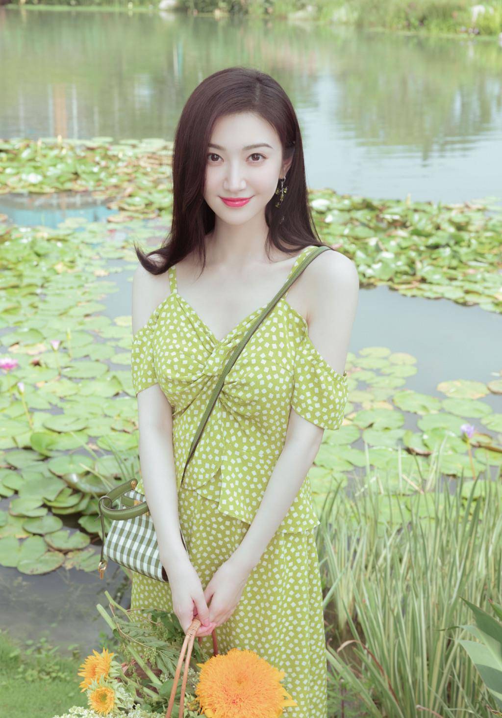 应景|景甜也太任性了，拿碎花裙配长袜好会玩，结果不仅不丑还挺好看的
