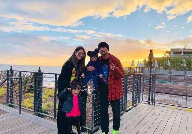 林俊杰|周杰伦生日，穿军绿外套同框林俊杰，妈妈满头白发还抱个“小的”