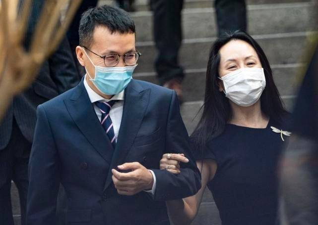 颜色|孟晚舟最新出庭笑开花！穿小黑裙挽着男士出场，状态更回春变美了