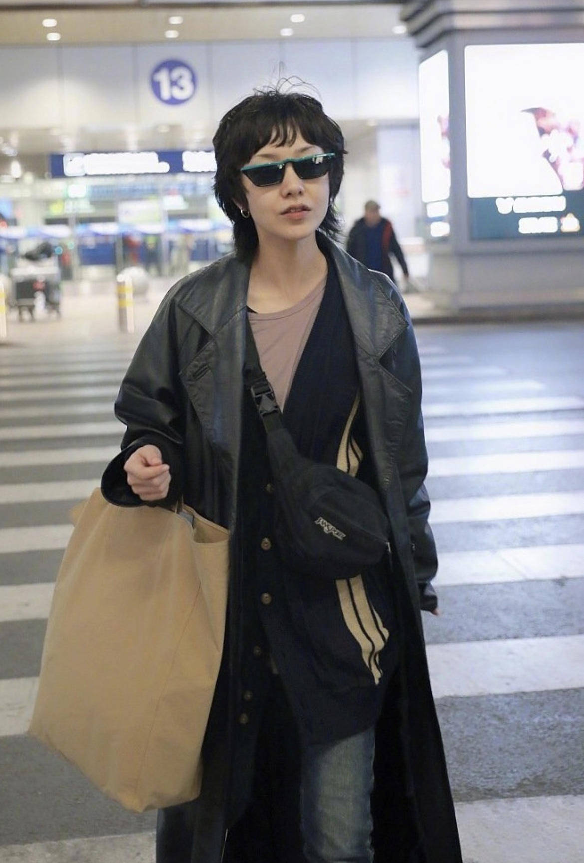 黑色|郭采洁真是小个子穿搭典范，背心配皮质包臀裙又飒又美，帅气利落