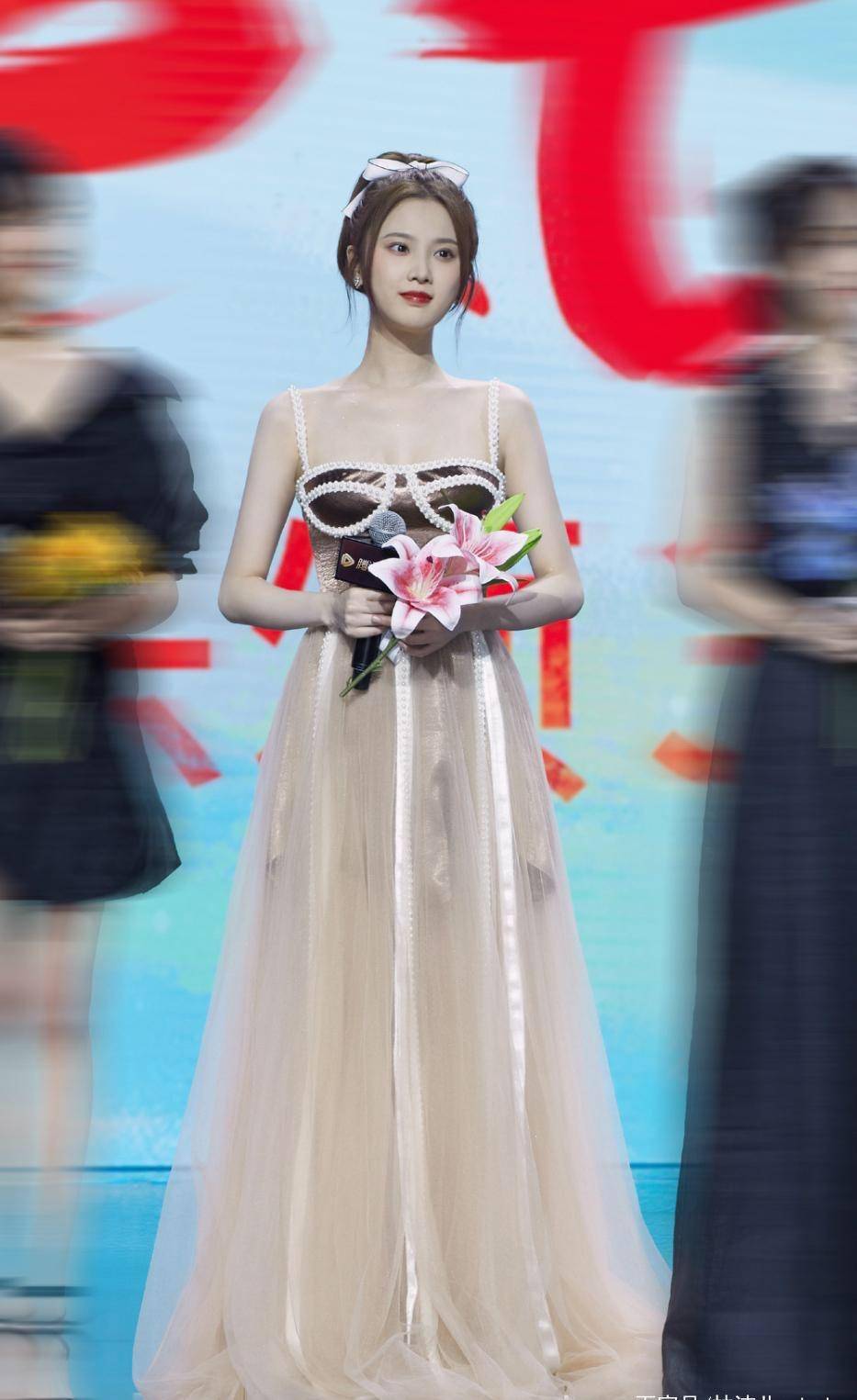 直角|张慧雯胖了10斤仍很坦荡，大方穿吊带裙秀出直角肩，照样很nice