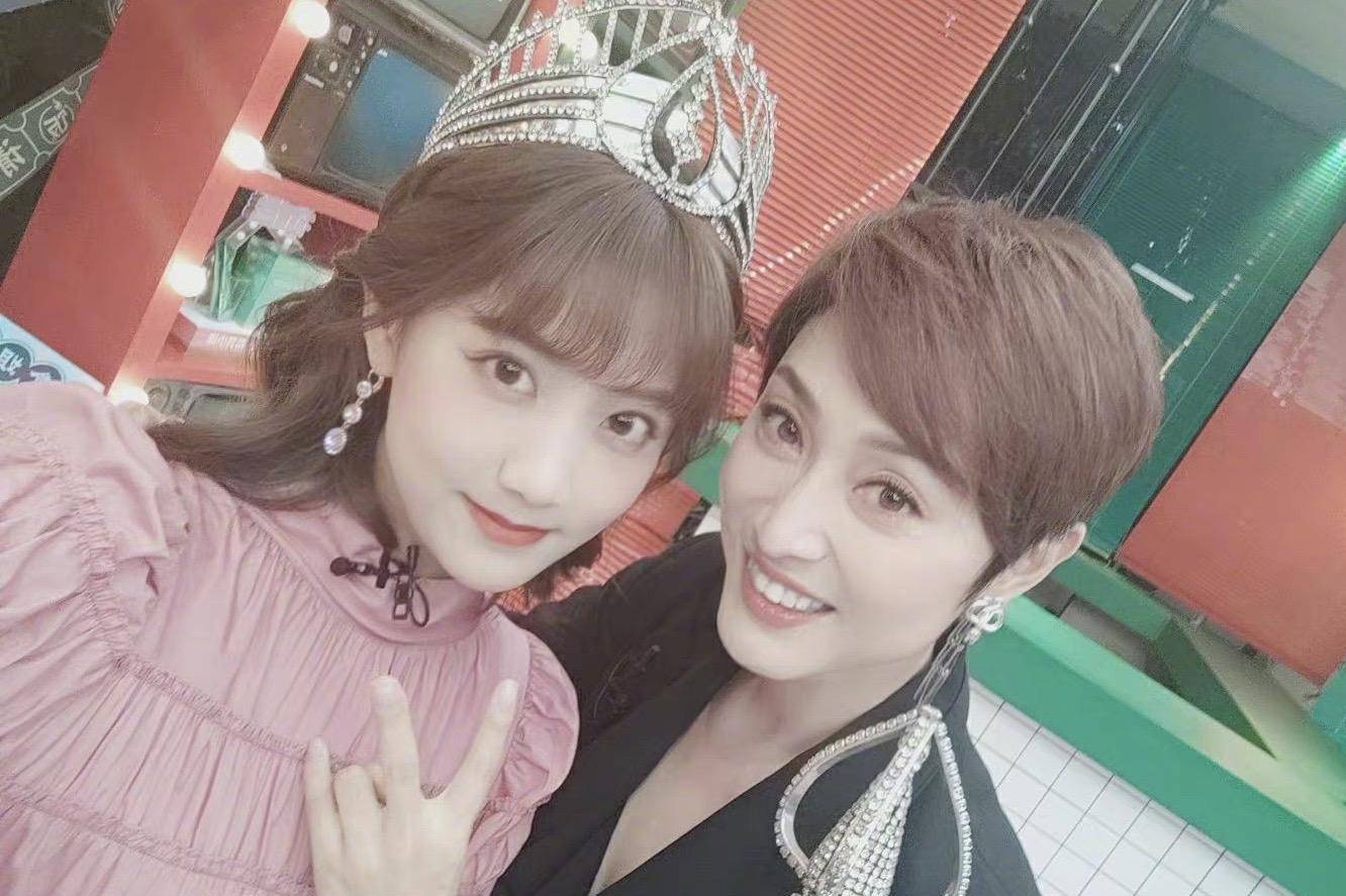 设计|李艺彤与港台几大天后一起录制节目,玫红色满领连衣裙,甜美清新