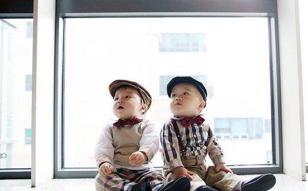 成长|双胞胎生下来就没穿过衣服，不是父母狠心，而是穿不得，这是为什么？