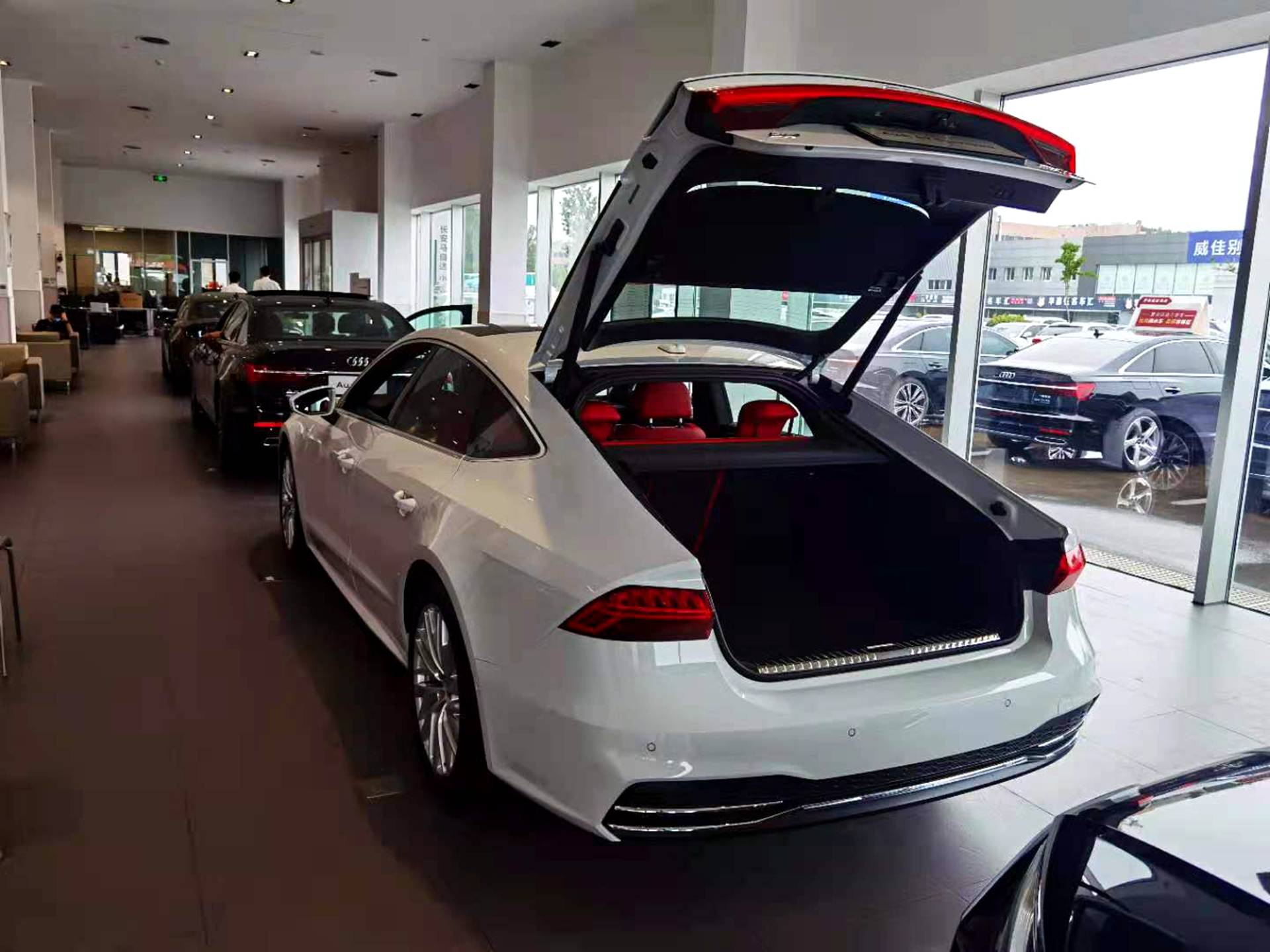 最美掀背车实拍奥迪a7顶配版无边框车门大爱