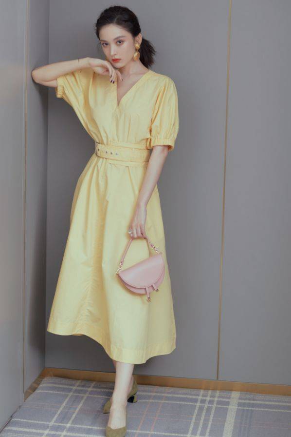 整体|古力娜扎不再低调了，穿墨绿色V领裙复古又优雅，A4腰线惹人惊艳