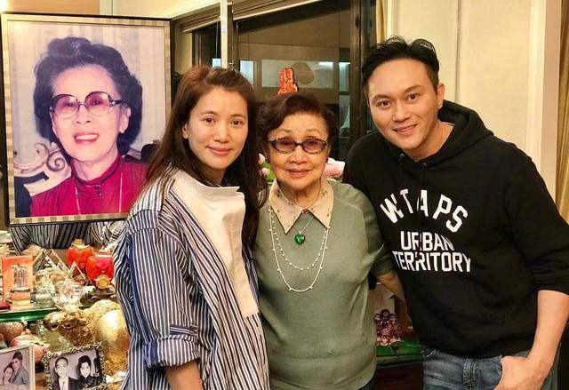 条纹|袁咏仪剪了波波头更美了,穿格子长裙成熟温柔,端庄优雅好有气质