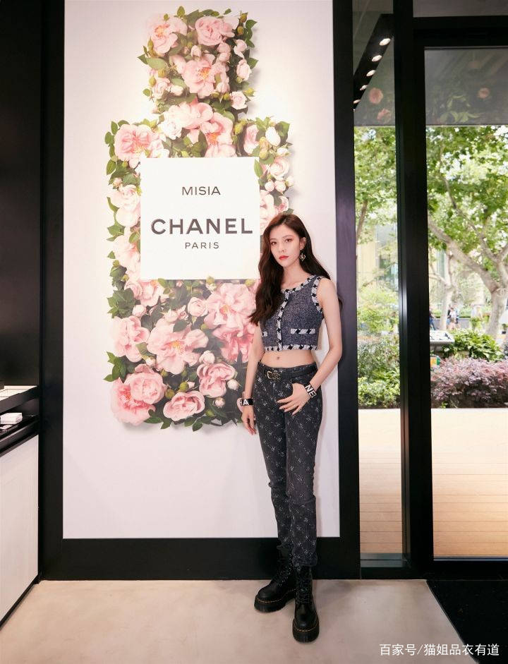 身材|奥运冠军吴敏霞周末出游，穿背心水边扮酷，又瘦又美身材保持真好