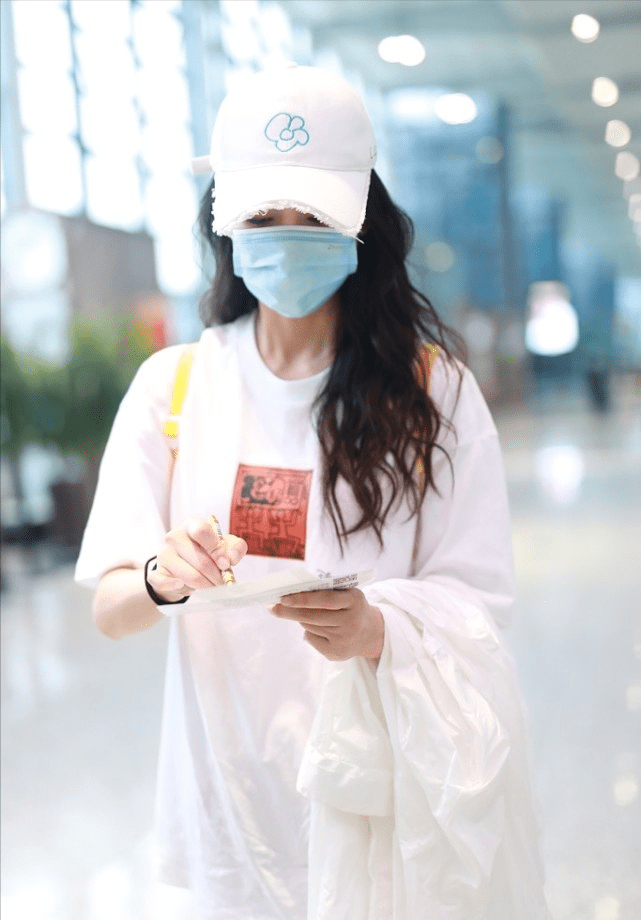 进行|宣璐的腰身真抢眼，穿搭选对很重要，休闲装轻松活力好强