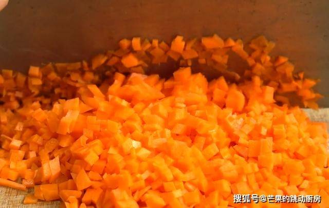 蔬菜|芹菜加3个鸡蛋，筷子一搅，手不用沾面，10分钟搞定全家人早餐
