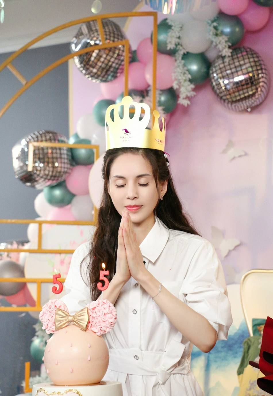 李若彤晒55岁生日照 吹蜡烛双手合十许愿状态超好