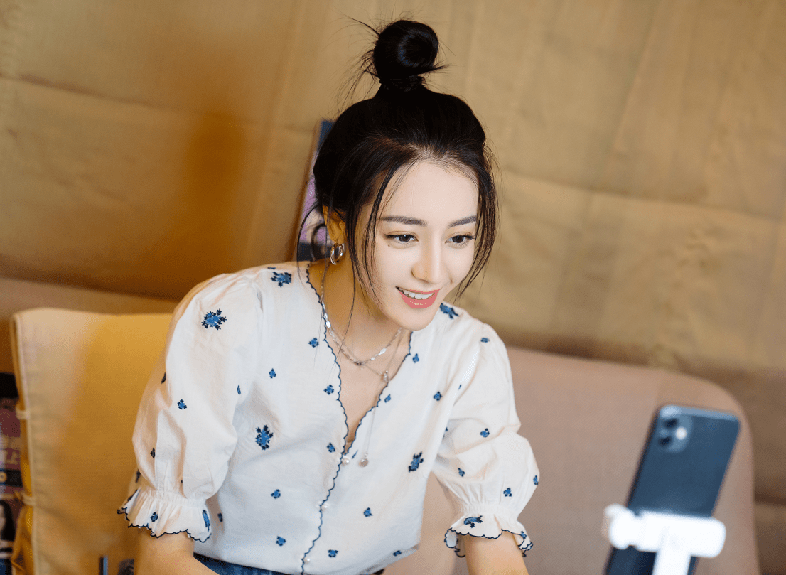 衣品圈|被“乔晶晶”的衣品圈粉了，印花衬衫穿得这么甜，小内搭藏心机