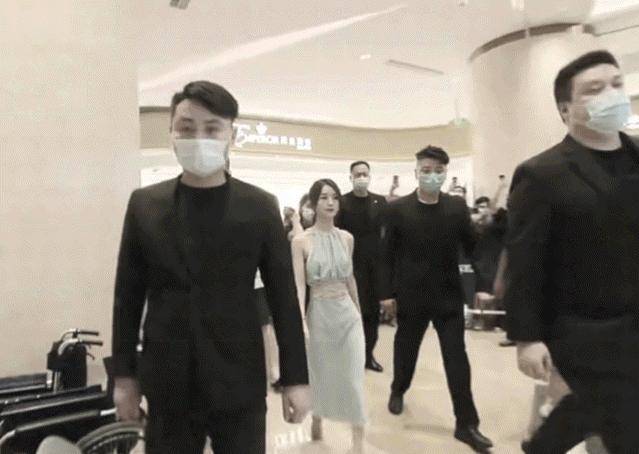 美眉|大骨架女孩竟然赢了纸片人？瘦成柴撑不起造型，上镜瞬间就被淹没