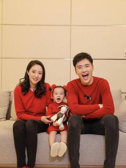 大腿|高云翔都回来了,女儿小酒窝“翻脸”不认爸!抱着董璇大腿不撒手