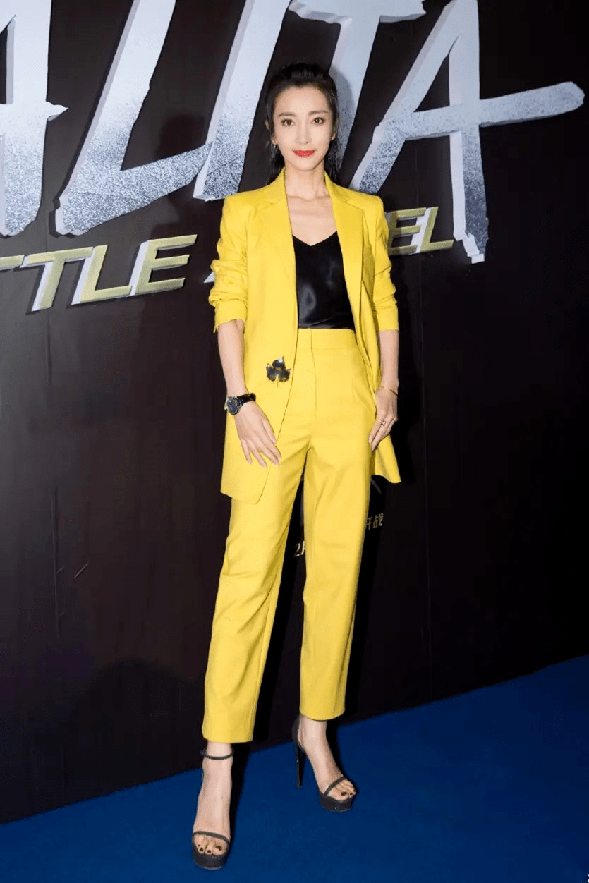 蔡依林撞衫李冰冰二人同穿黄色西装身高差了10cm气质就是不一样