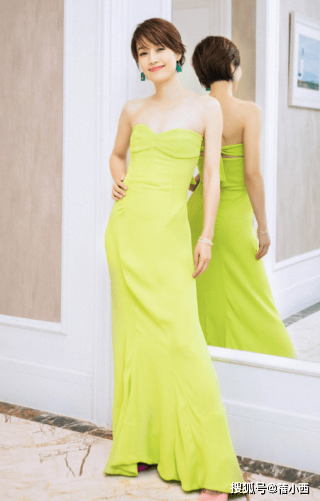 国际|文章的前妻马伊琍又美了，一袭印花连衣裙高调亮相，美出国际范