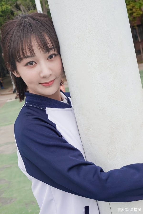 漂亮|杨紫校园写真曝光，丑丑的校服穿出惊艳感，是漂亮学姐没错了