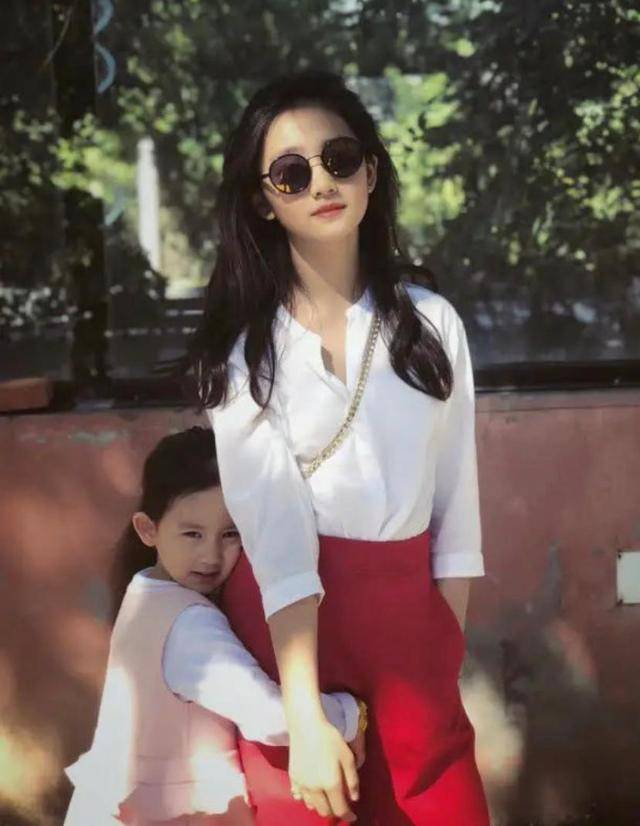 变化|黄磊女儿黄多多变化太大了，麻花辫+蕾丝连衣裙，青春可爱很甜美