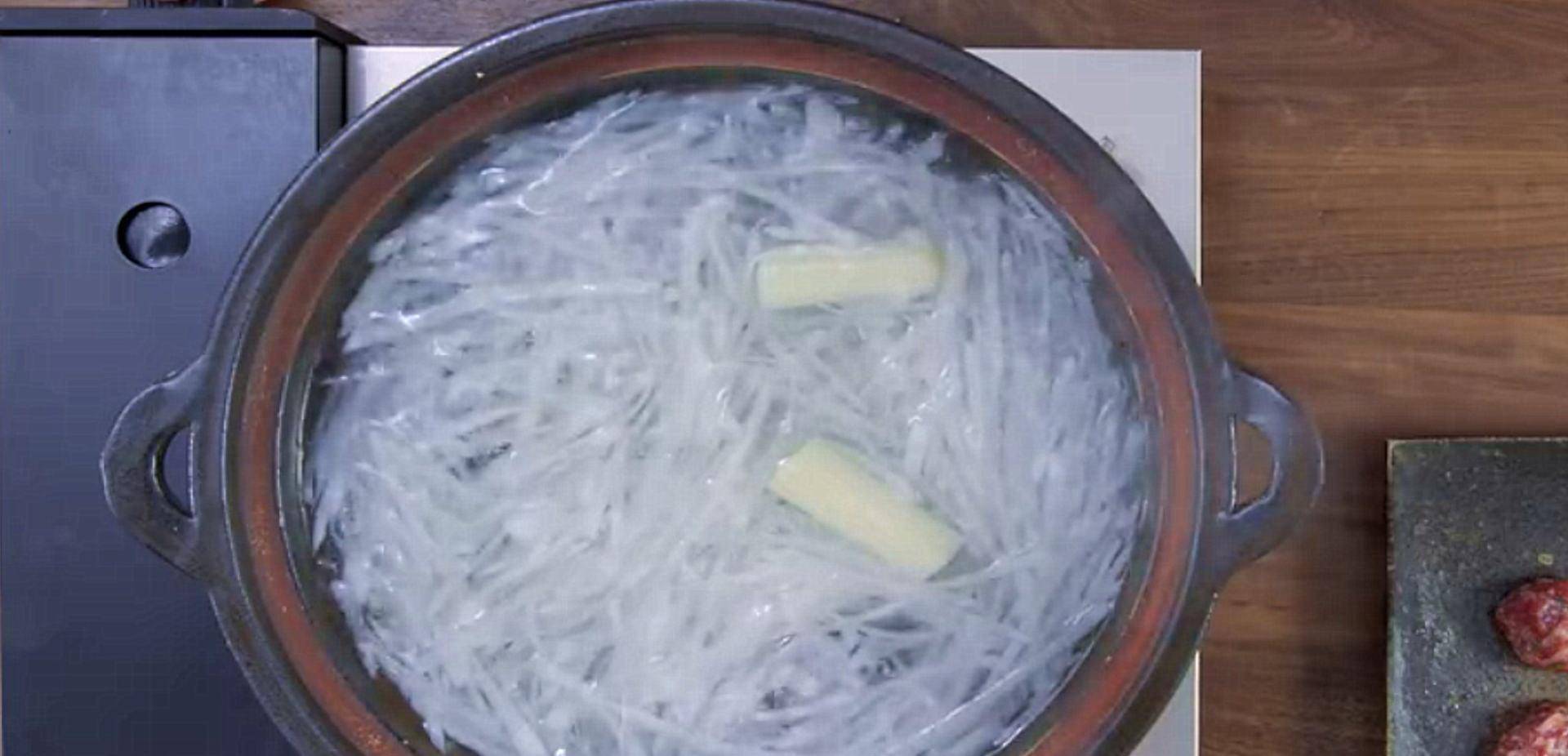下锅|你以为萝卜只能炒和炖？一搅一拌做早餐，软糯焦香，一锅能吃3天