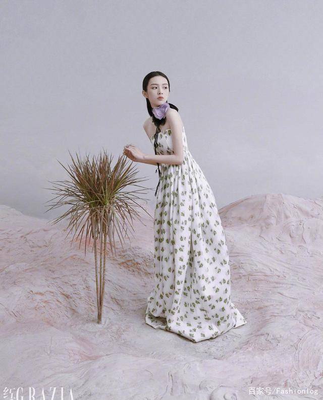 显得|周也《红秀》杂志大片曝光，演绎不同造型，是行走中的美女画报