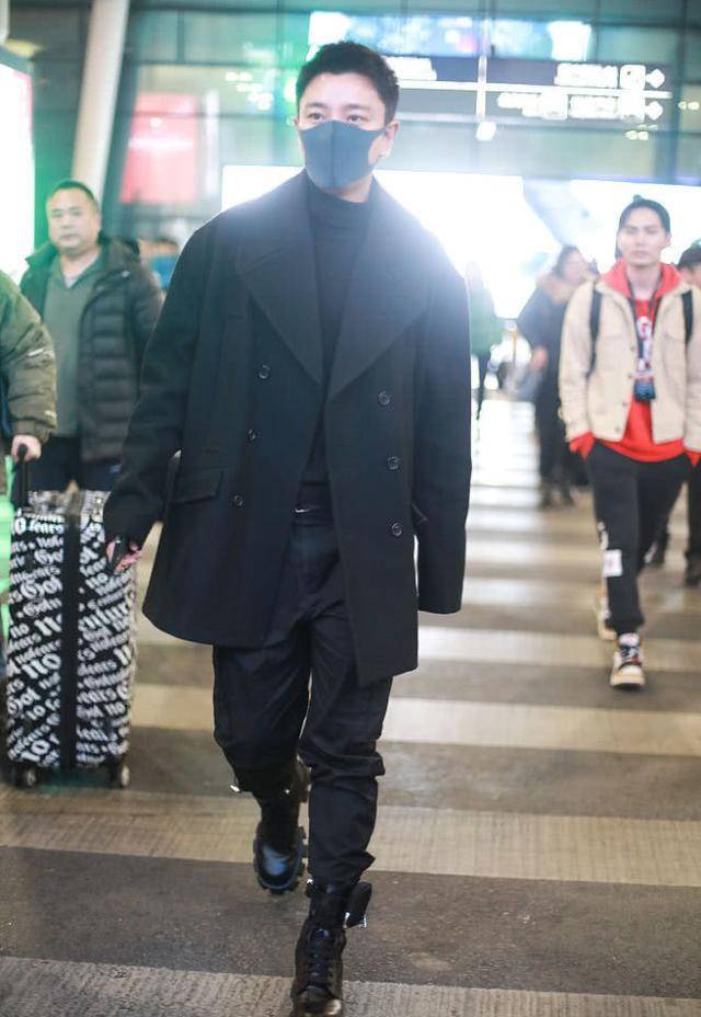 黑色|35岁贾乃亮知性了，全黑look配马丁靴现身机场，看得出他的笑很浅