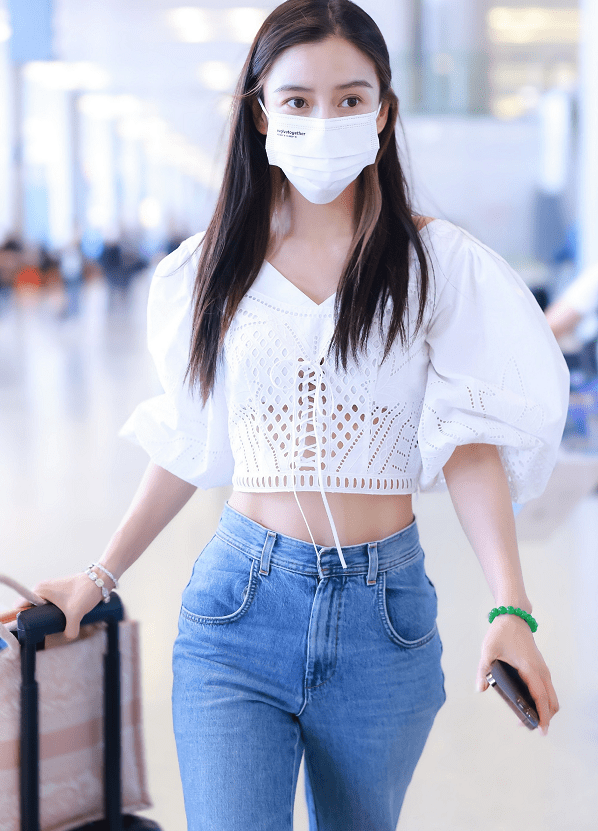 气息|又被杨颖的细腰折服了！袖子和衣身“一样宽”，依然能穿出瘦削感