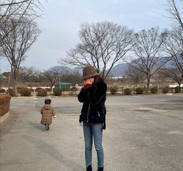 后首|41岁蔡琳单身后首晒母子照，跟儿子嬉戏，昔日辣妹穿衣变贤惠