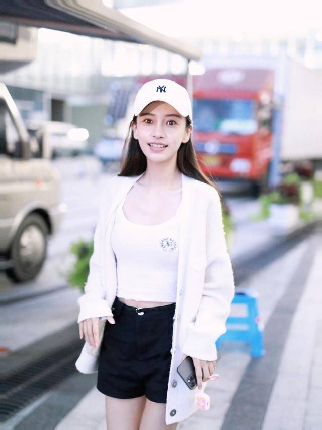 设计|Angelababy少女感很足，身穿抹胸吊带裙，优雅有气质