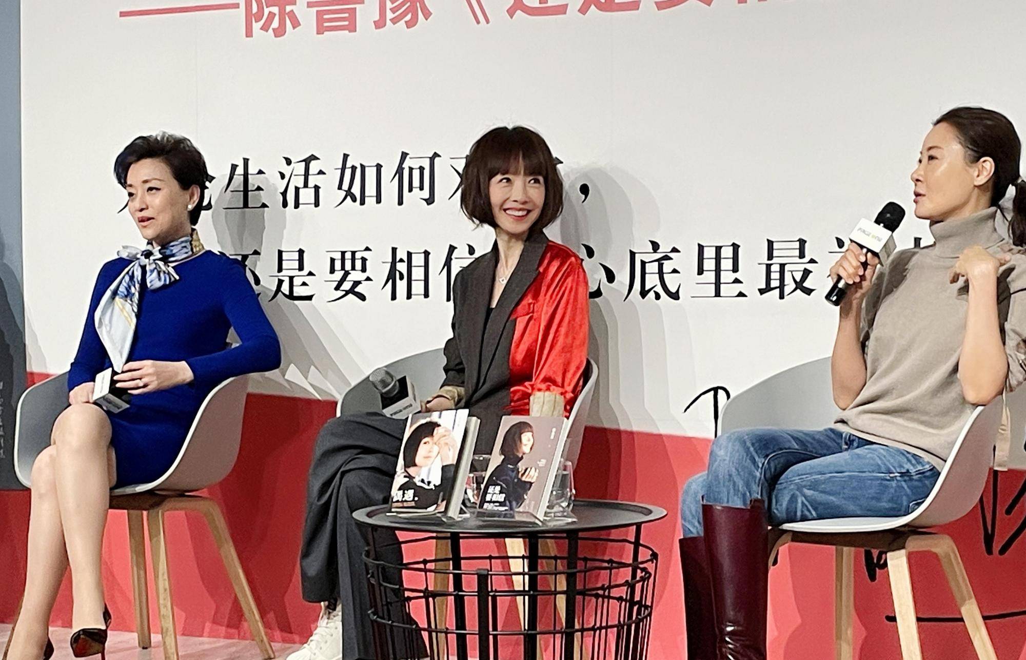 身材|鲁豫穿西装现身瘦成纸片人!杨澜造型抢风头,夸张丝巾系出艺术感