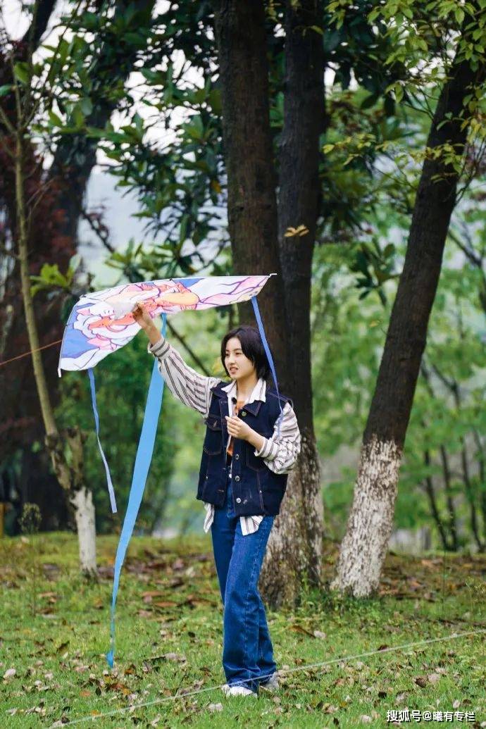 发型|神似山口百惠，幼龄而少年，张子枫是如何变美的？