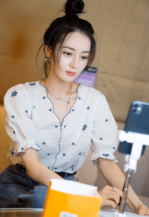 衣品圈|被“乔晶晶”的衣品圈粉了，印花衬衫穿得这么甜，小内搭藏心机