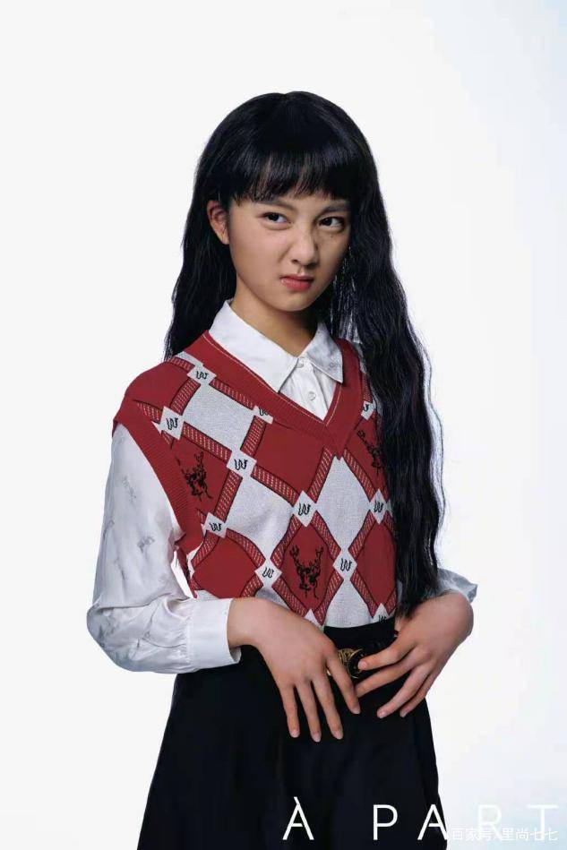 黑色|黄磊女儿也要出道了？黄多多时尚大片曝光，罕见接长发美到认不出