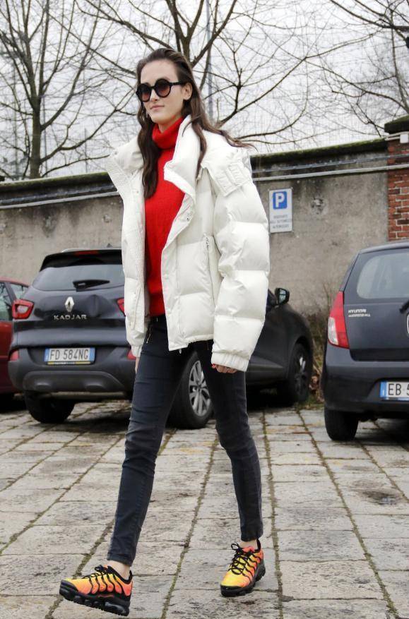 黑色|马伊琍走机场，穿羽绒服配“小樱桃”夏衣，皮肤白嫩露出久违笑容