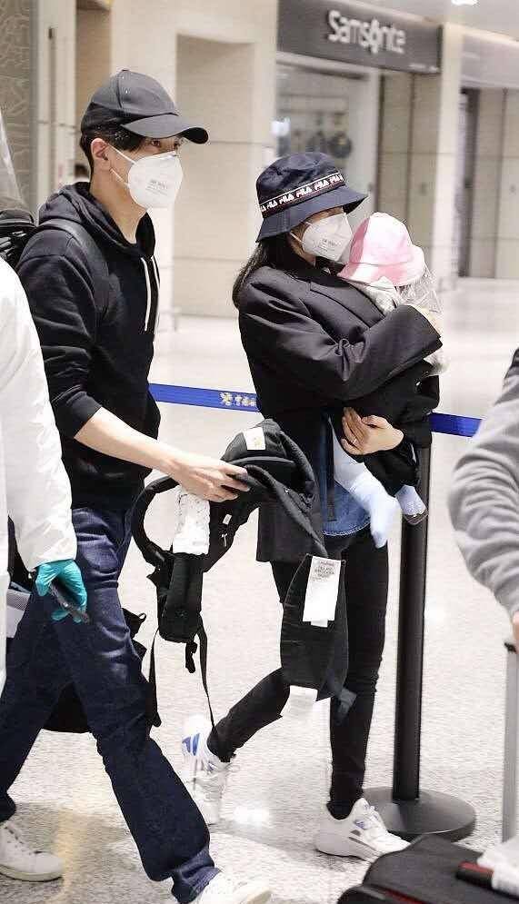 黑色|高圆圆一家现身机场,匆忙赶路紧抱女儿,女儿戴防护罩小脚太可爱