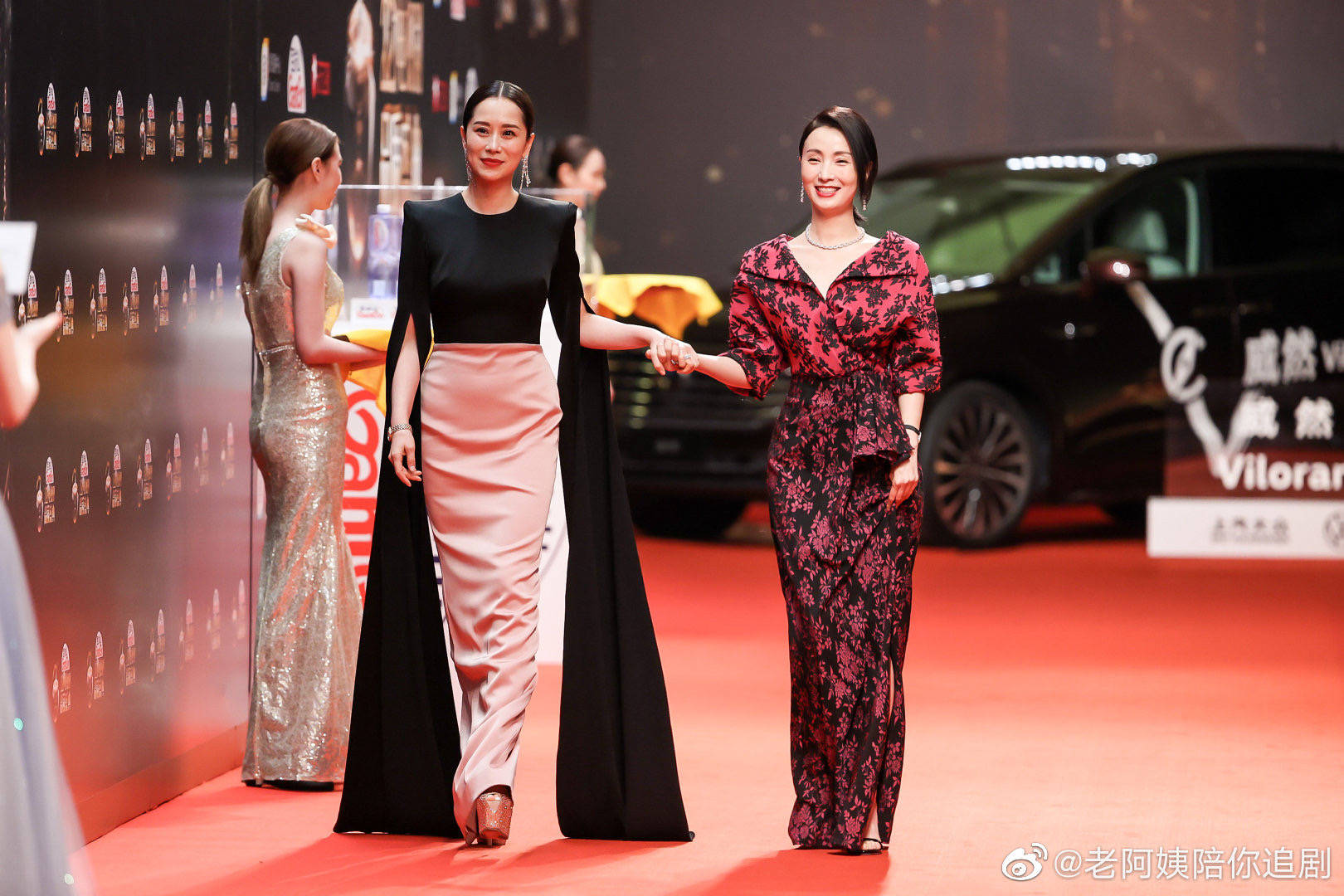 黑色|又是红毯斗艳！倪妮秀美背，毛晓彤又仙又欲，都难敌杨紫一个扭腰！