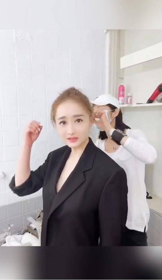 材质|奔五的陈德容近况曝光,真空穿西装配丸子头,说她30都有人信