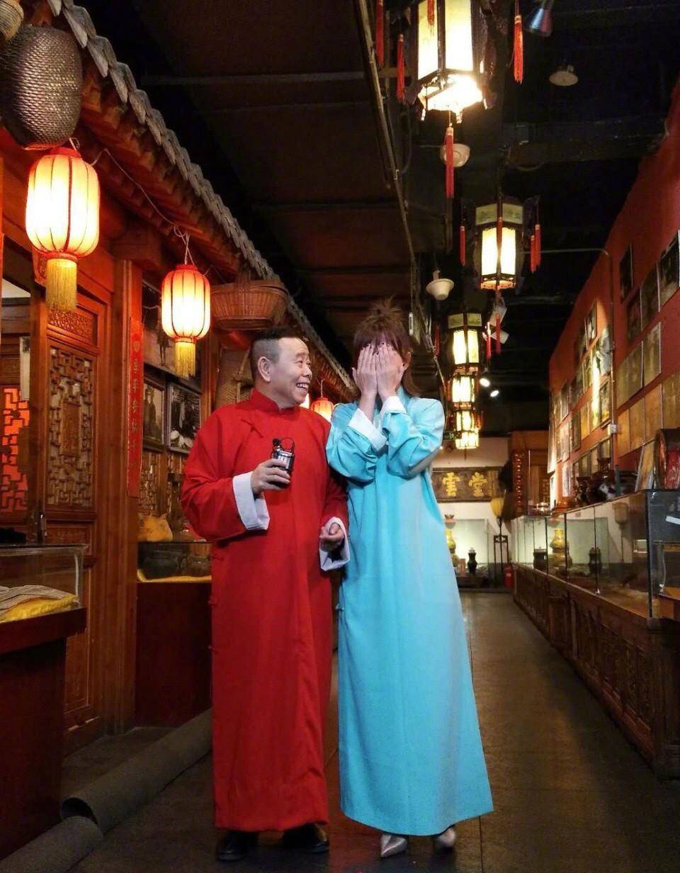 色调|潘长江不服老，穿印花衫跳《无价之姐》，动作灵活哪像63岁大叔样