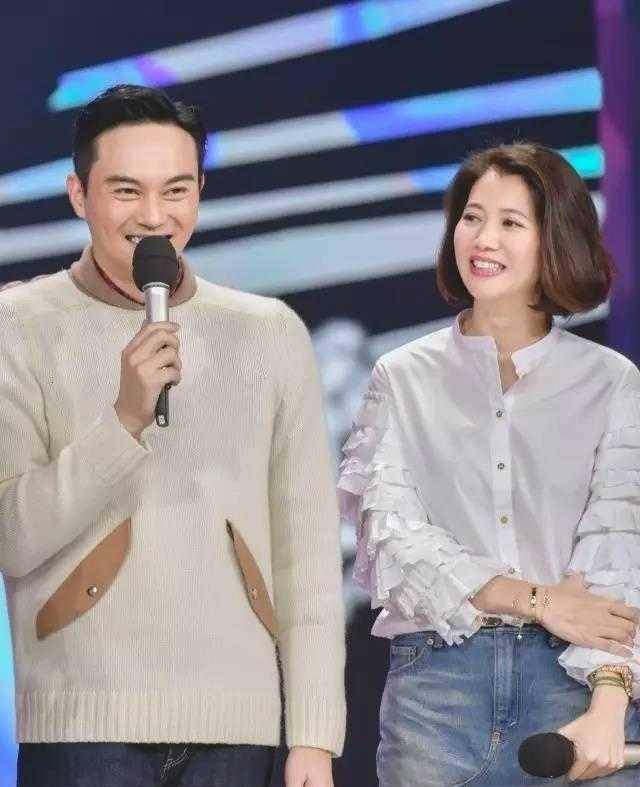 条纹|袁咏仪剪了波波头更美了,穿格子长裙成熟温柔,端庄优雅好有气质