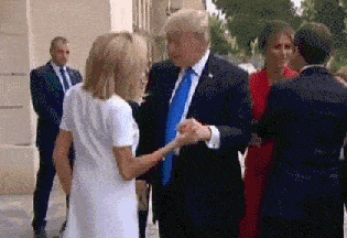 夫人|马克龙和继女同框,两人曾同班同学,大25岁老婆顶鸡窝头一脸开心