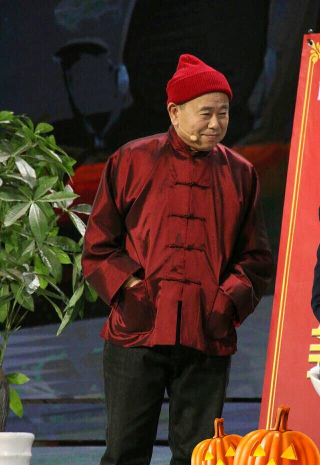 色调|潘长江不服老，穿印花衫跳《无价之姐》，动作灵活哪像63岁大叔样