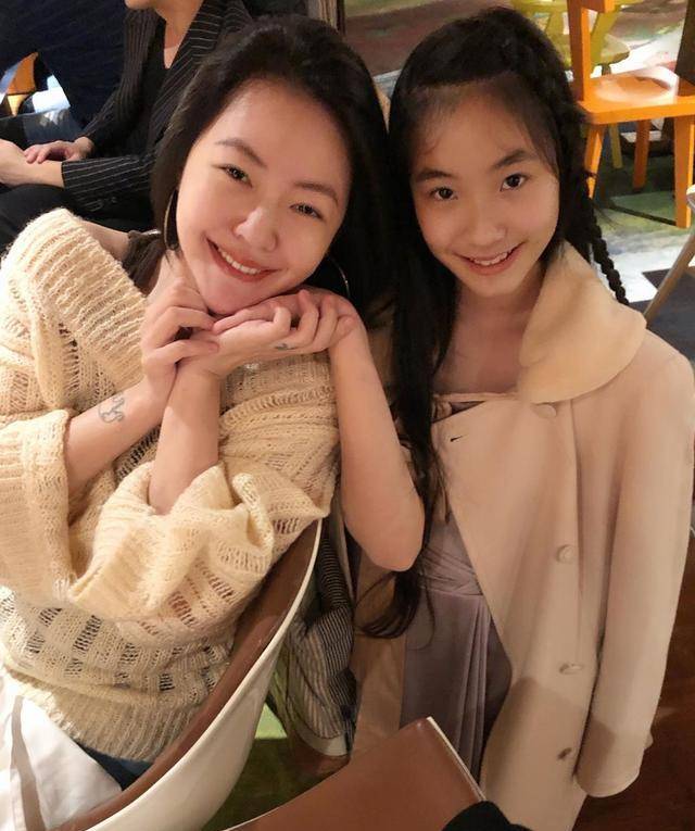黑色|鲜少提及的二女儿，却在生日当天感动哭了小S，她才是真正超模脸