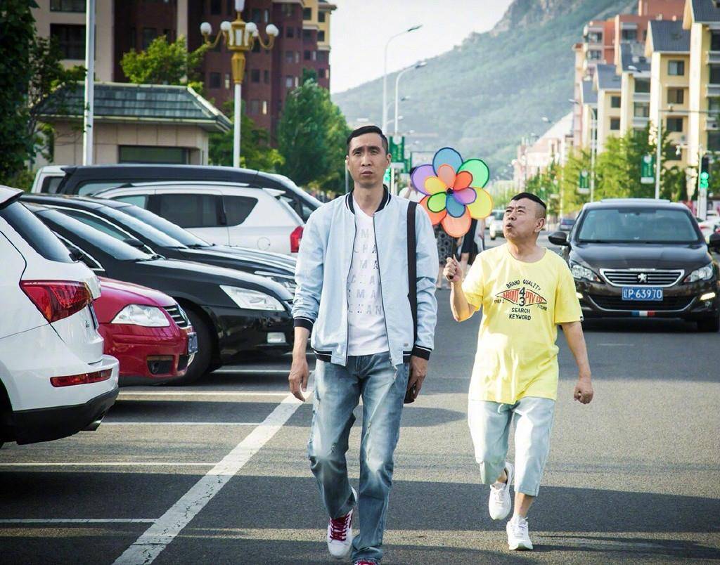 色调|潘长江不服老，穿印花衫跳《无价之姐》，动作灵活哪像63岁大叔样