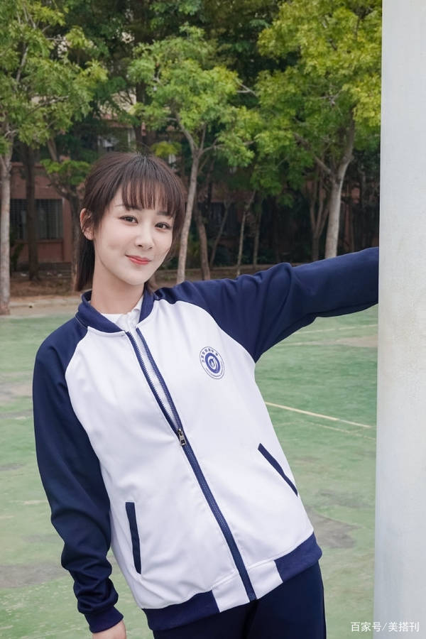 漂亮|杨紫校园写真曝光，丑丑的校服穿出惊艳感，是漂亮学姐没错了