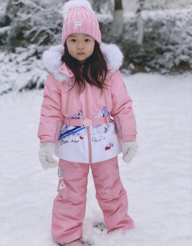 董璇|高云翔回来后，女儿小酒窝终于笑了，穿衣时髦连表情都丰富多彩