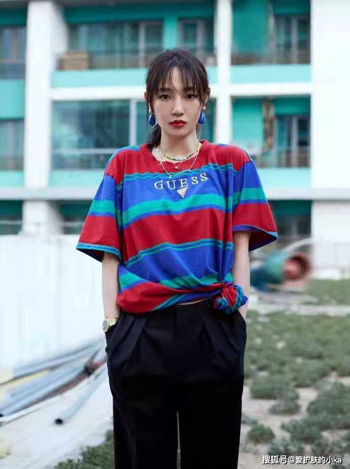 条纹|白百合示范洋气穿搭！彩虹衫+休闲裤配着这样穿，时髦减龄又舒适