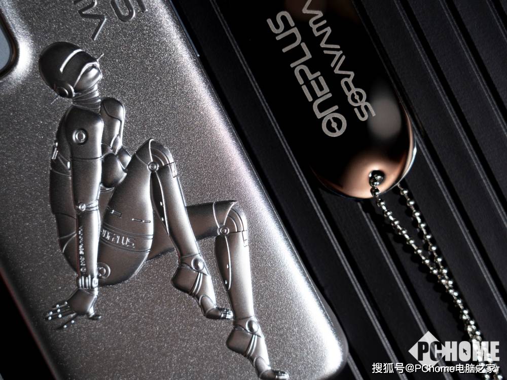 未来|一加9 Pro x 空山基闪银限定套装：未来感拉满