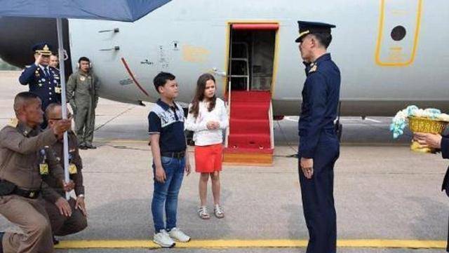 公主|泰国“铁憨憨”王子被惯坏！乘飞机请小女生玩，接机人员全程下跪