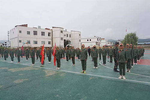 歌唱家鲁朝阳和柯区长受邀前往昭通五四中学参观交流