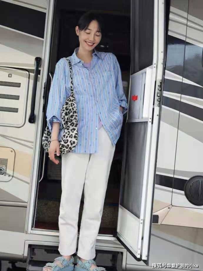 条纹|白百合示范洋气穿搭！彩虹衫+休闲裤配着这样穿，时髦减龄又舒适