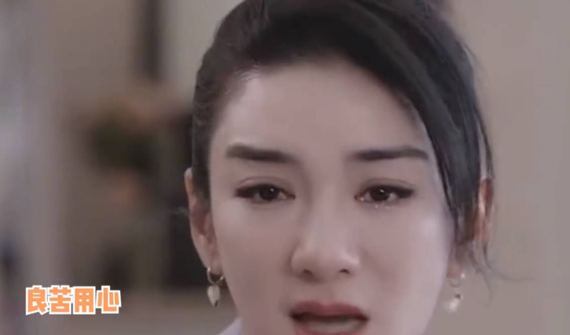 黄奕|黄奕穿万元连衣裙走机场,坐行李箱被女儿推着走,腿上蚊子包抢镜